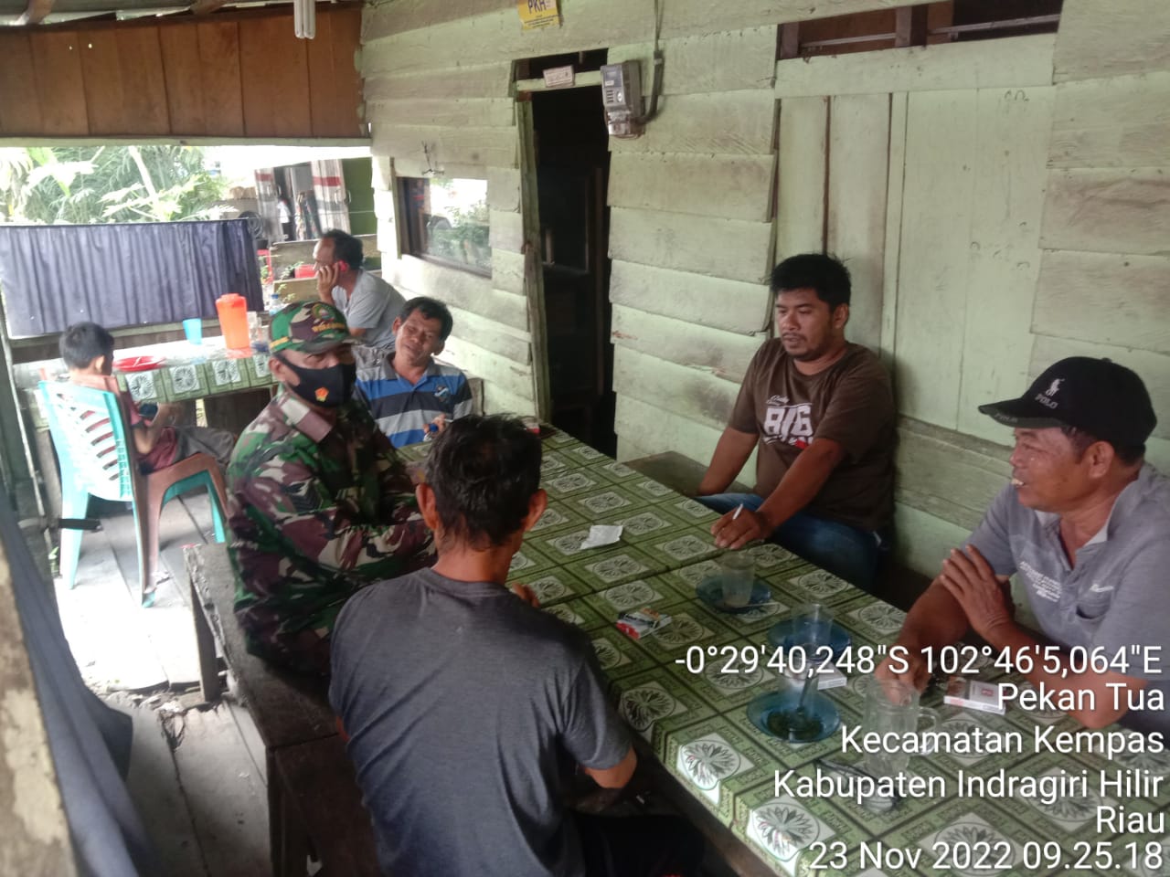 Serma W. Ardian Koramil 03/Tpl Jalin Komsos dengan Warga Desa Pekan Tua