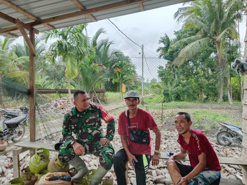Babinsa Koramil 07/Reteh Reteh Gelar Komsos, Tingkatkan Hubungan dengan Masyarakat