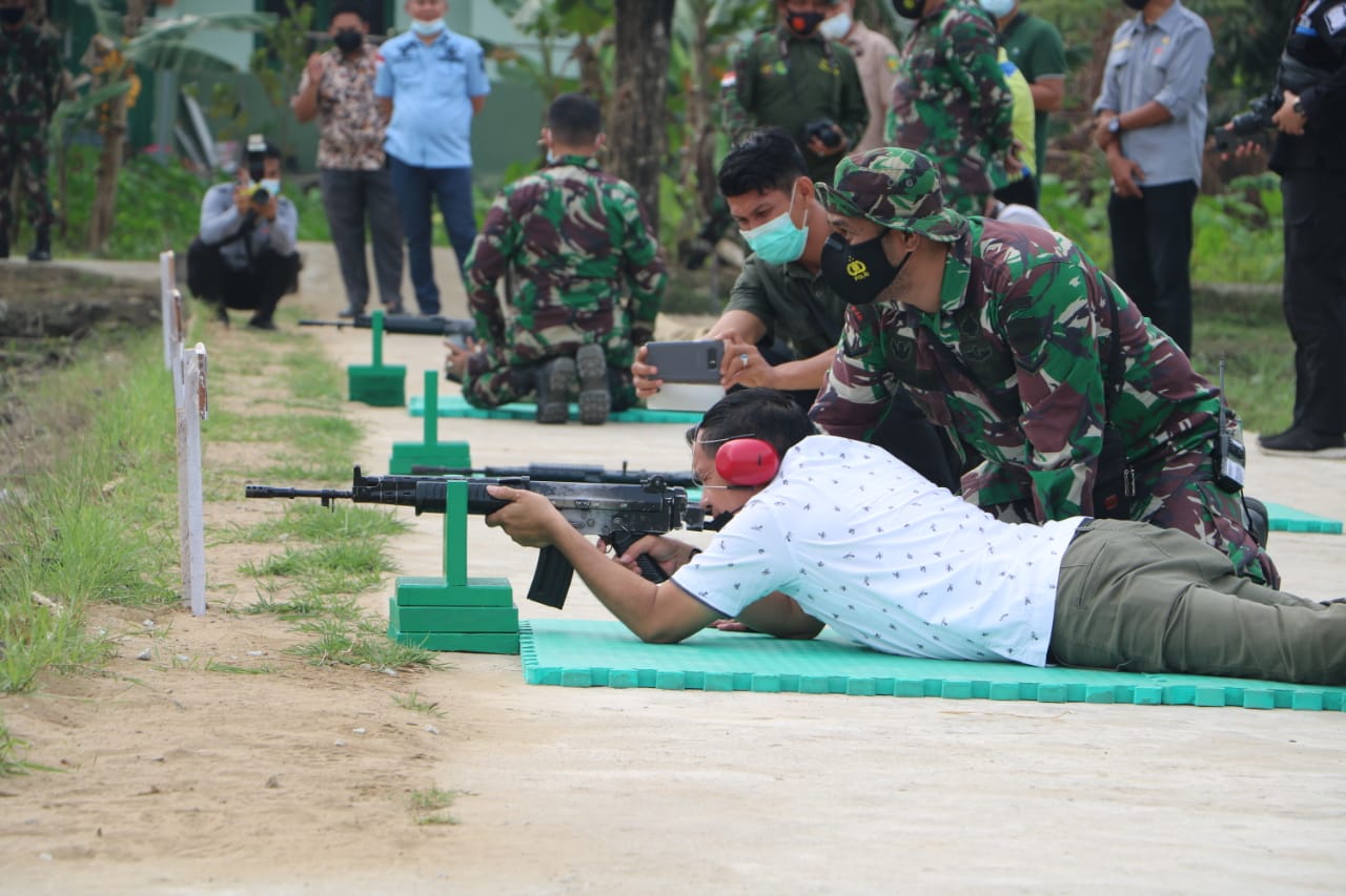 PITIS...! Ketua DPRD Inhil Raih Juara Satu Menembak Antar Forkopimda
