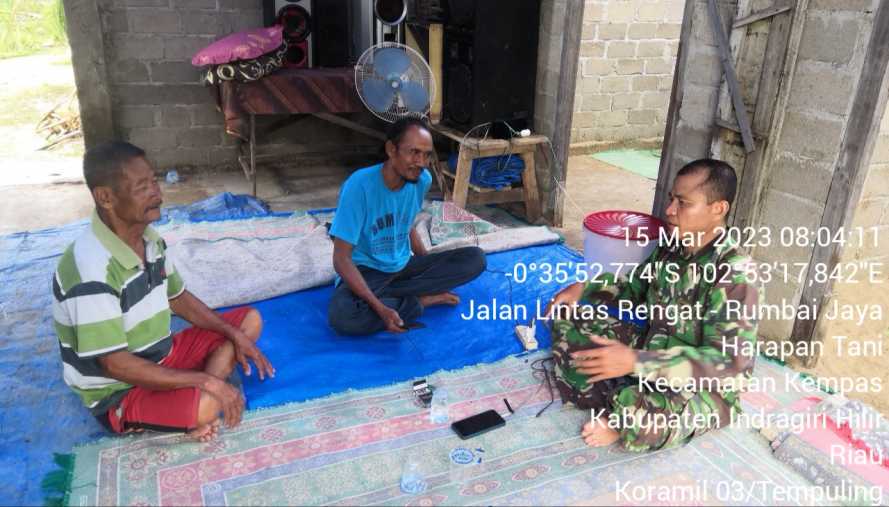 Sambangi Rumah Warga Binaan, Babinsa 03/Tpl Imbau Kebersihan Lingkungan    