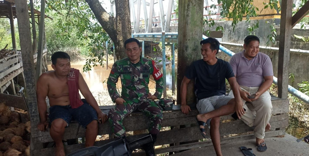 Menjaga Silaturahmi Babinsa 03/Tpl Praka Dicky Marpaung Komsos dengan Tokoh Pemuda