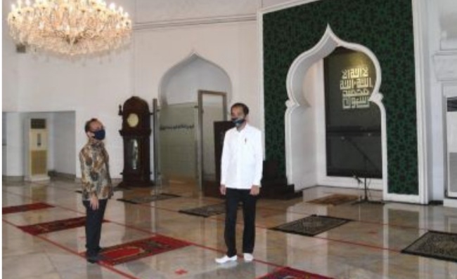 Kena Fitnah Lagi, Jokowi Diedit Masuk Masjid Pakai Sepatu