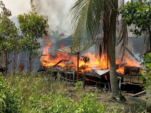 Kebakaran di Sapat, 1 Unit Rumah Habis Jadi Abu dan 1 Lagi Terbakar Pada Bagian Dapur 