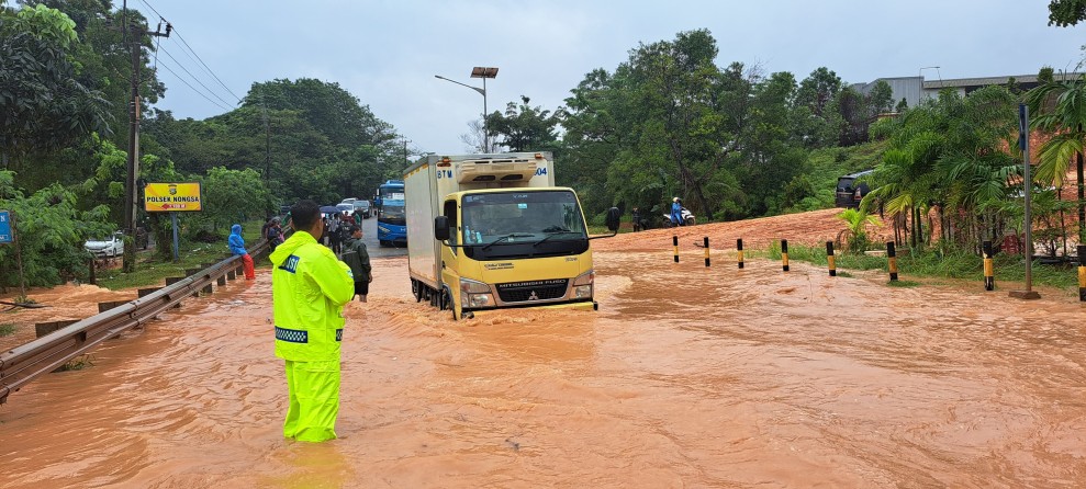 Respon cepat ditlantas polda kepri atasi kemacetan akibat banjir di batam Respon cepat ditlantas polda kepri atasi kemacetan akibat banjir di batam