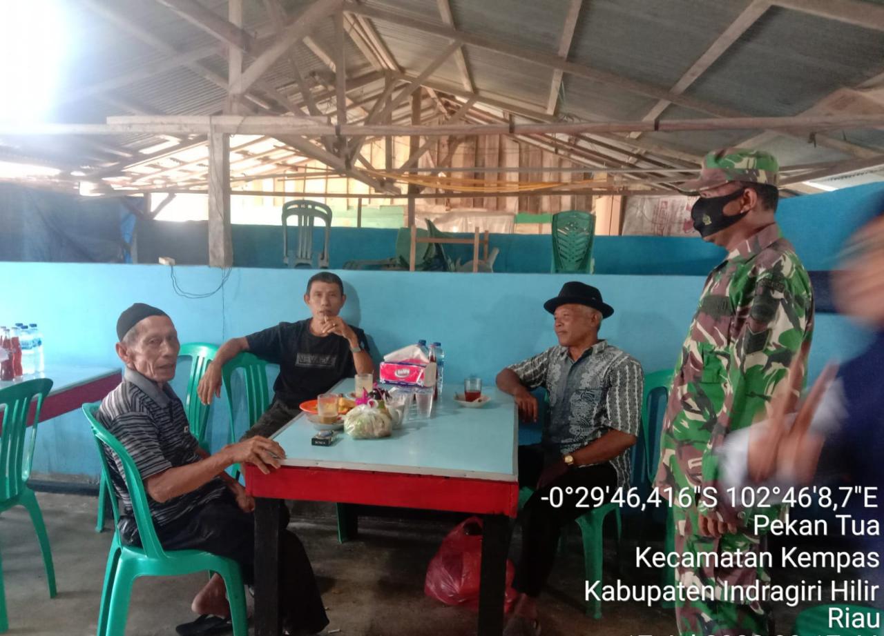 Bersama Rakyat TNI Kuat, Babinsa 03/Tempuling Ngopi Bareng Bersama Warga