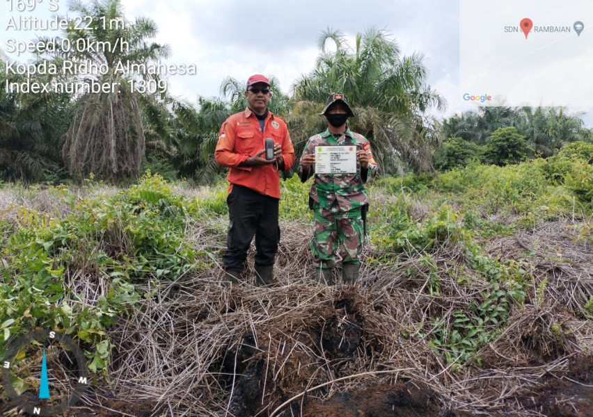 Antisipasi Karhutla Babinsa 05/Gas Kopda Ridho Cek Titik Hotspot di Desa Rambaian