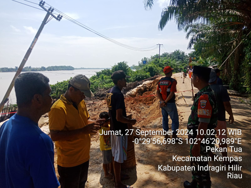 Babinsa Koramil 03/Tpl Pantau Jalan Longsor Di Desa Pekan Tua