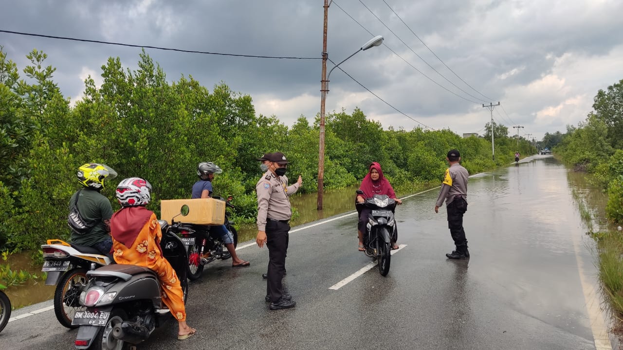 Pasang Besar Di Jalan Soekarno Hatta Bantan, Polsek Bantan Atur Lalu Lintas