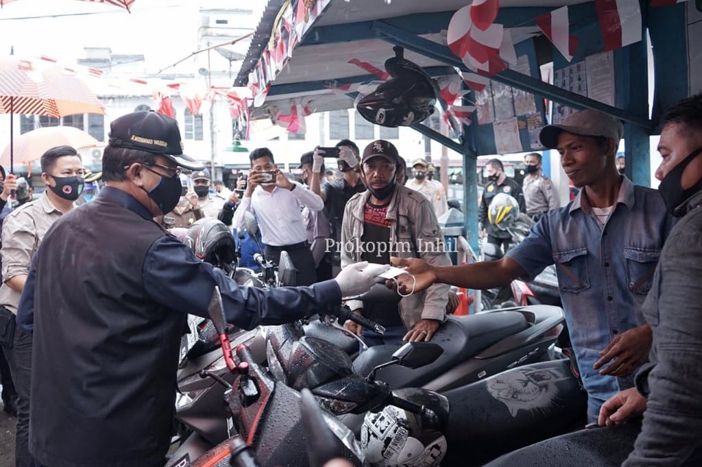 Bersama Forkopimda, Bupati Inhil Bagikan Masker Serentak di Tembilahan 