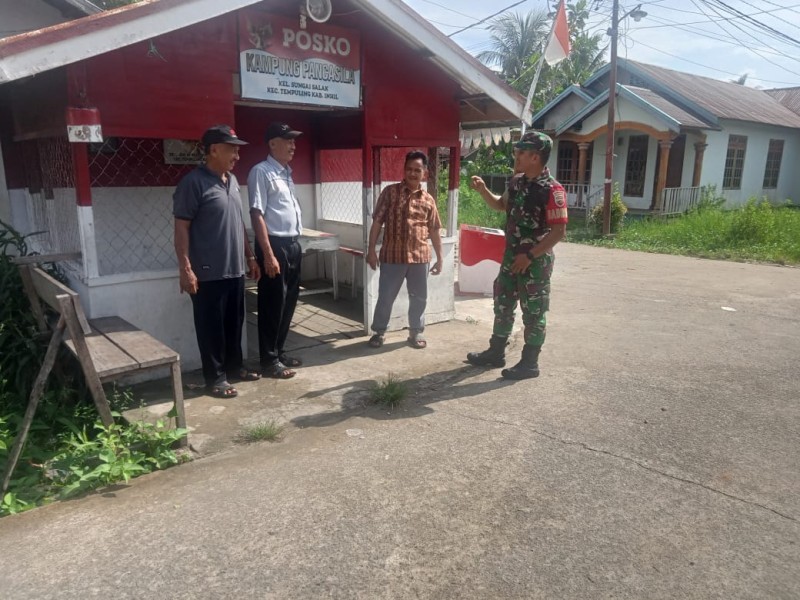 Babinsa Serda JG Hutauruk Sambangi Pos Kamling, Gali Informasi Keamanan di Kampung Pancasila