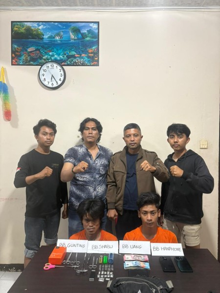 Tengah Malam di Tanah Merah: Kapolsek Enok Pimpin Penggerebekan, Dua Pengedar Sabu Tumbang 1,76 Gram Diamankan