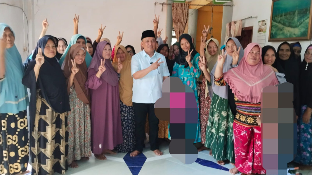 Emak Emak Teluk Pinang Kompak Salam Dua Jari Pilih Fermadani