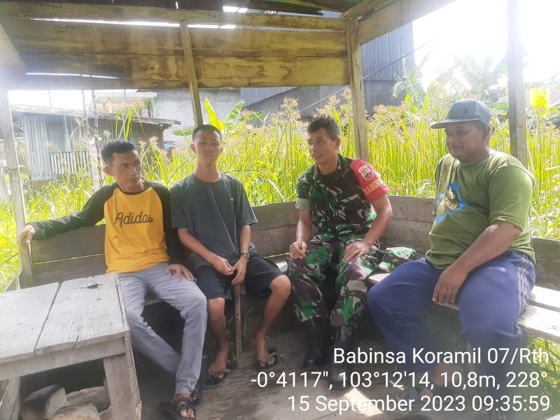 Sebagai Bentuk Kepedulian, Koramil 07/Reteh Terus Jalin Komsos di Binaan