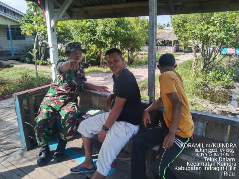 Babinsa Koramil 04/Kuindra Saling Bersilaturahmi dan Bertukar Pendapat Bersama Masyarakat