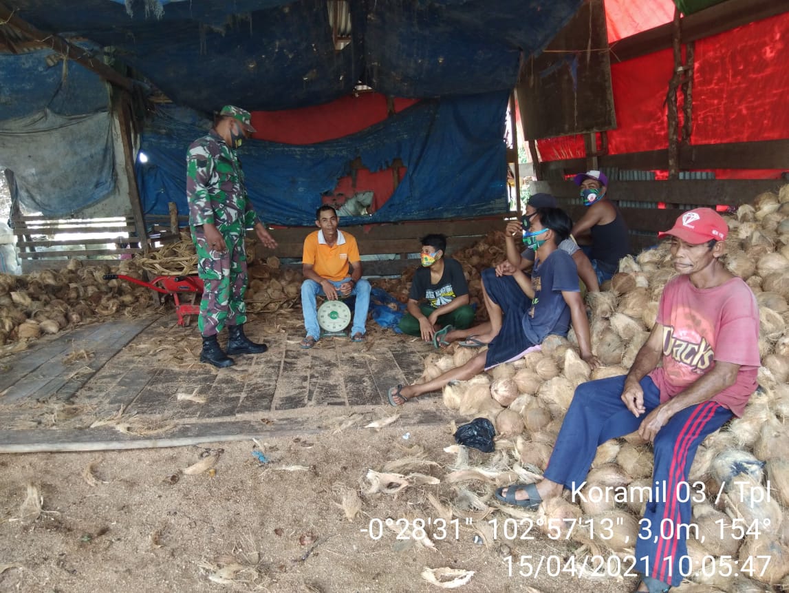 Babinsa Koramil 03/Tempuling Rutin Lakukan Komsos dengan Pemuda di Desa Binaannya