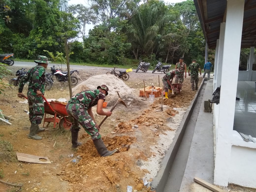 Percepatan Pembangunan Musholla, Babinsa Koramil 09/Kemuning Lakukan Goro