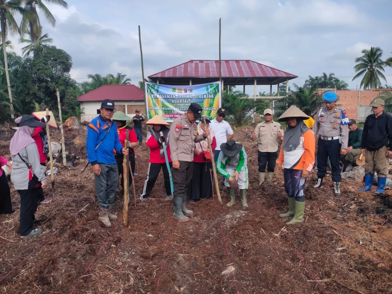 Polsek Keritang Bangun Kepercayaan Publik Lewat Pendampingan Pertanian