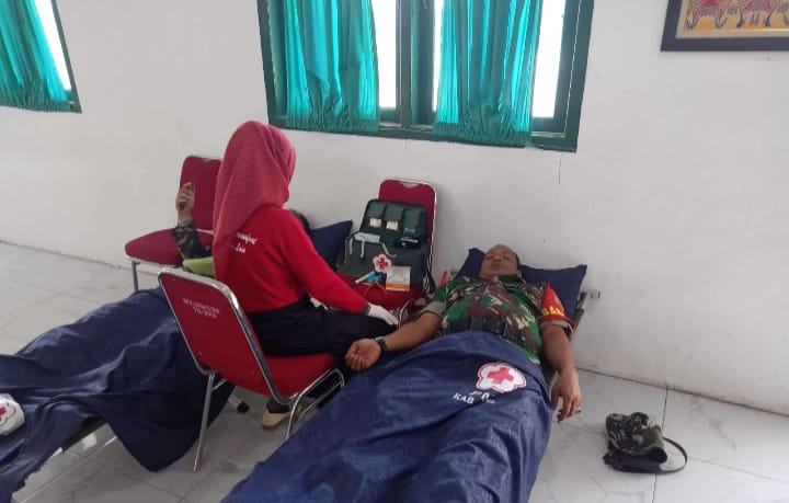 Dalam Rangka Memeriahkan HUT RI, Babinsa Koramil 04/Kuindra Laksanakan Donor Darah