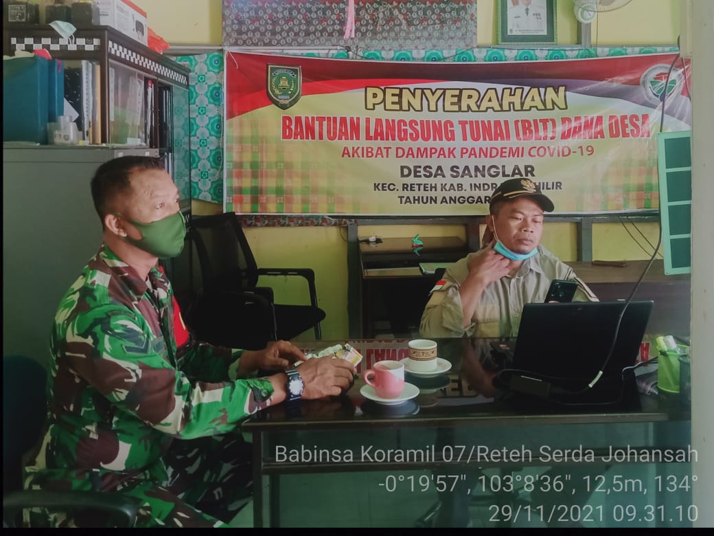 Babinsa Koramil 07/Reteh Komsos di Desa Sanglar