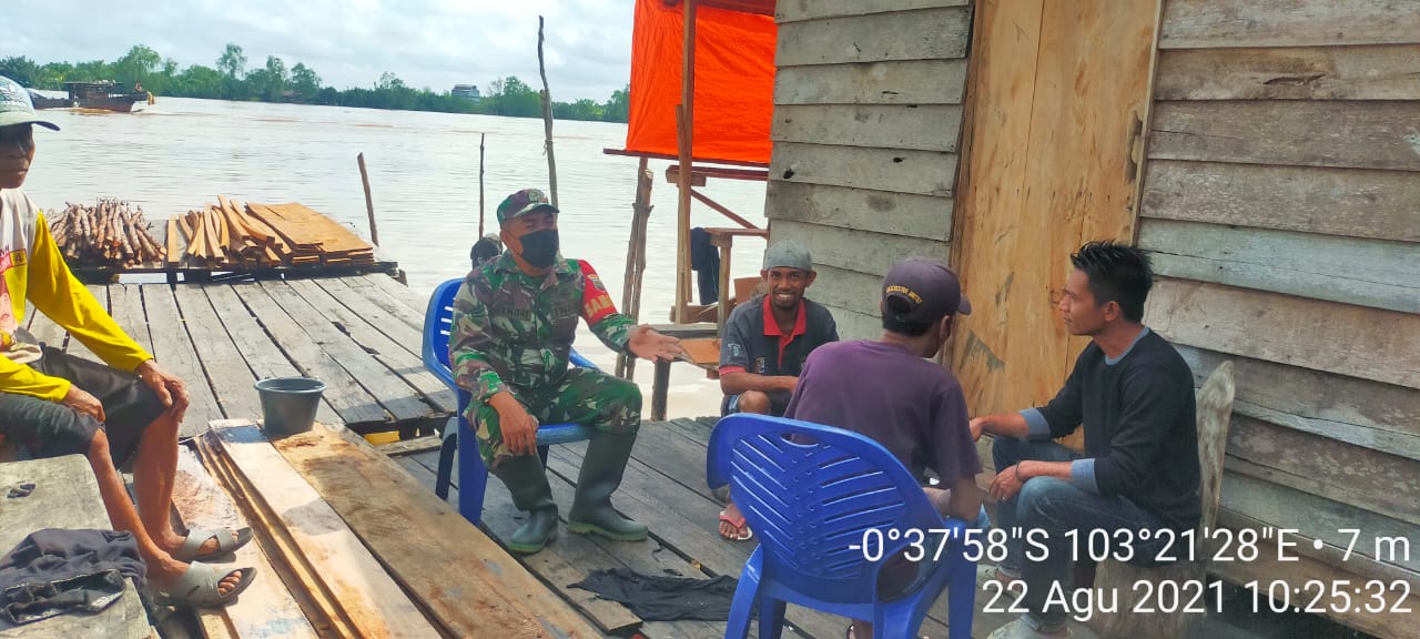 Babinsa Pulau Kecil Komsos dengan Petani Kelapa