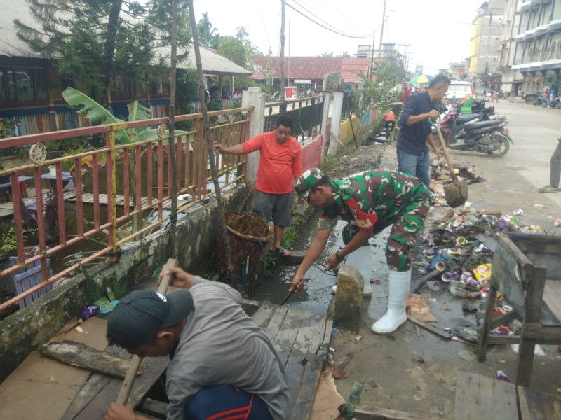 Giat Goro, Babinsa Koramil 09/Kemuning Bersama Masyarakat Jaga Lingkungan Agar Terhindar Dari Penyakit