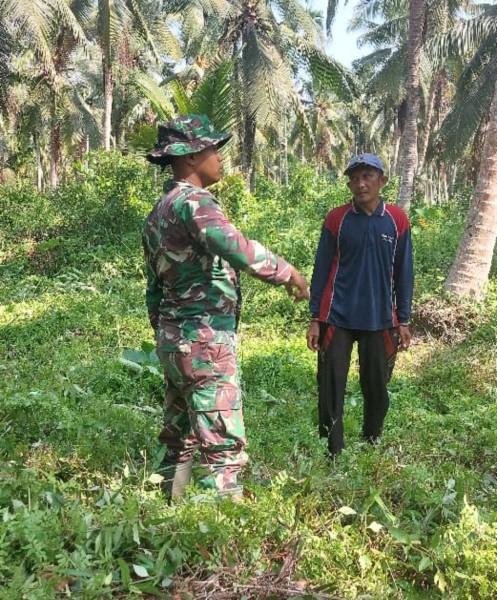 Mencegah Karhutla: Babinsa Koramil 05/Gas Laksanakan Patroli dan Sosialisasi