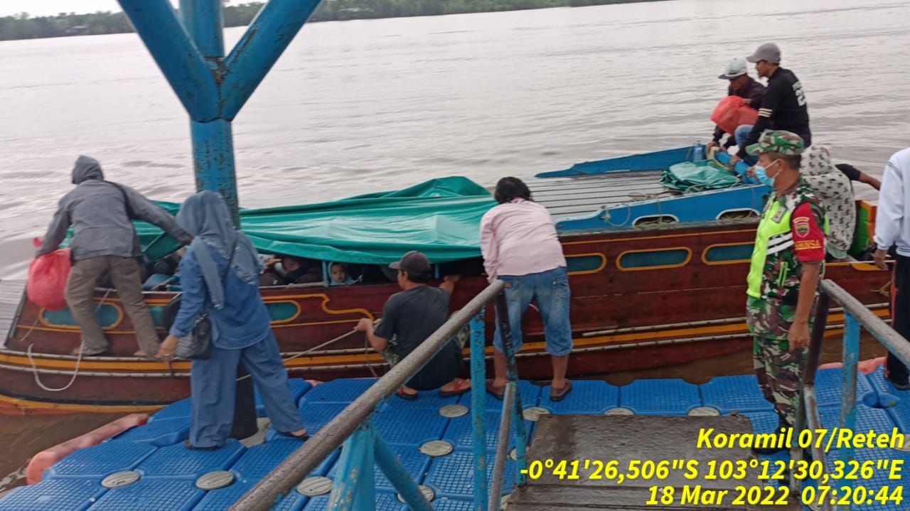 Babinsa Koramil 07/Reteh Terus Lakukan Pengecekan Prokes di Pelabuhan