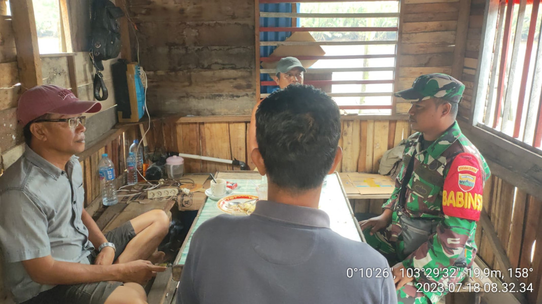 Babinsa Koramil 10/Pelangiran Tetap Jaga Kebersihan Lingkungan Demi Kenyamanan Bersama