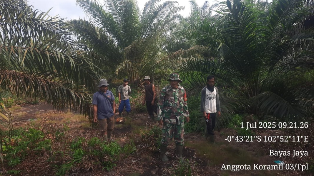 Babinsa Serma Damrianto Gencar Laksanakan Patroli dan Sosialisasi Karhutla, Wujudkan Kesadaran Masyarakat di Desa Bayas Jaya