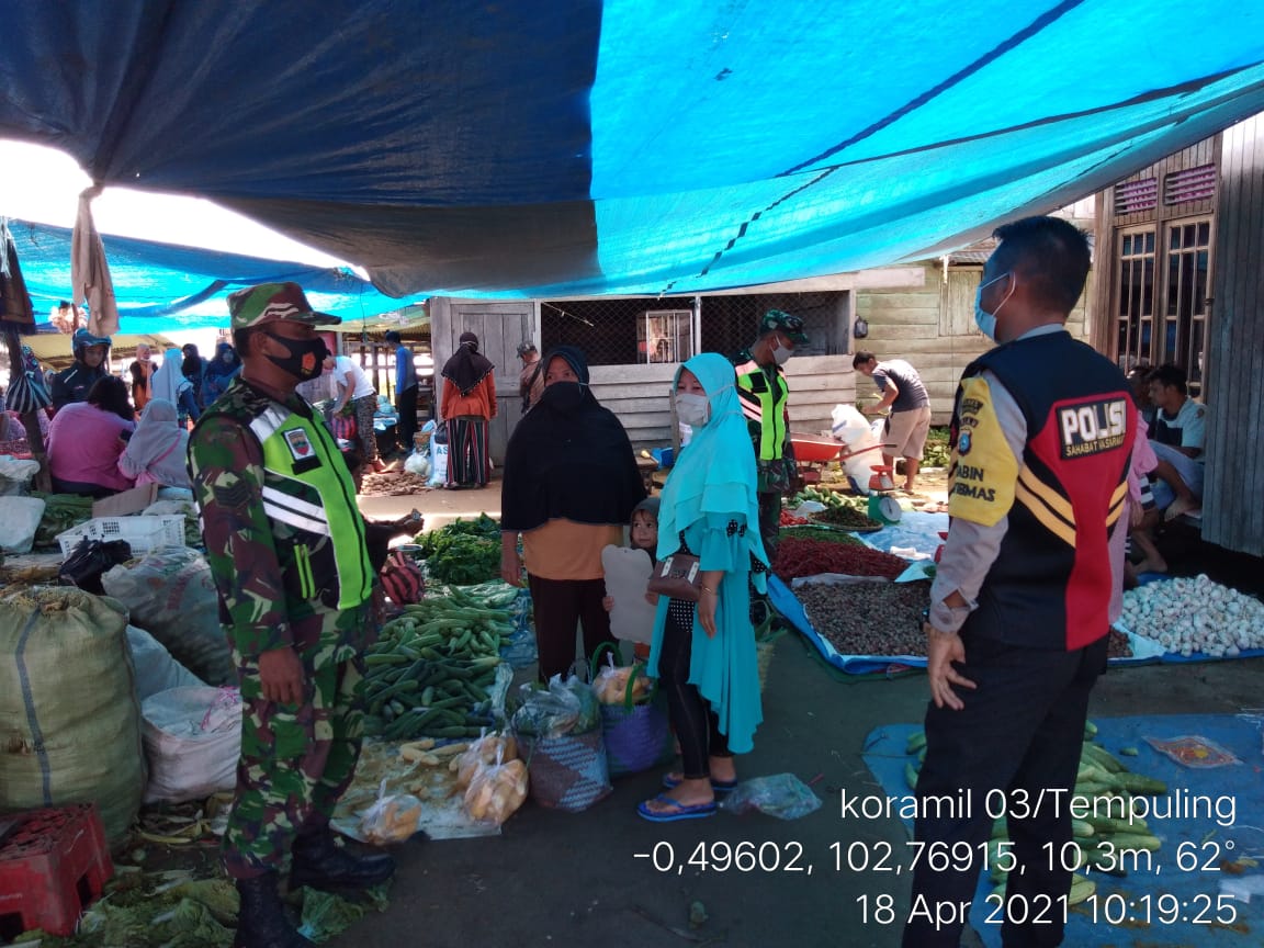Pantau Pasar, Babinsa Koramil 03/Tempuling dan Satags Terus Proaktif Melaksanakan Himbauan Protkes