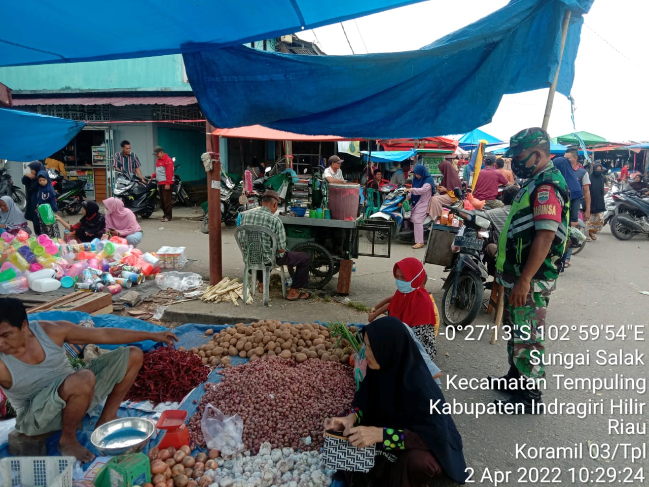 Menjelang Puasa, Babinsa 03/Tempuling Turun ke Pasar Tradisional Pantau Harga Sembako