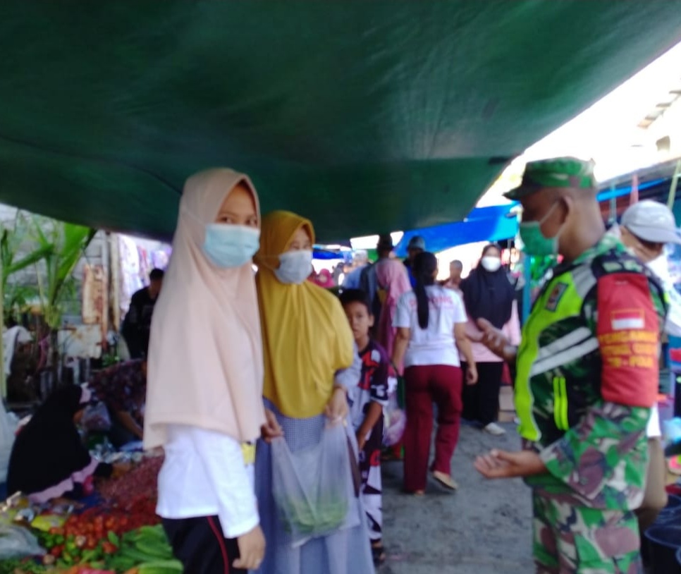 Personil Koramil 04/Kuindra Perketat Protkes Jelang Lebaran di Pasar Tradisional