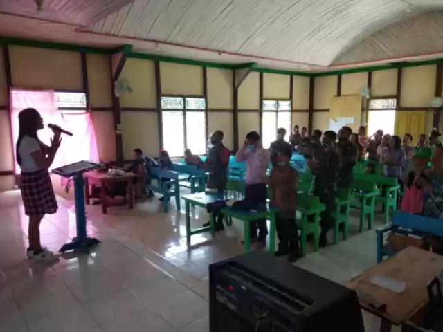 Sambut Damai Kasih Natal, Satgas Yonif 642 Laksanakan Ibadah Bersama dan Bagikan Alkitab