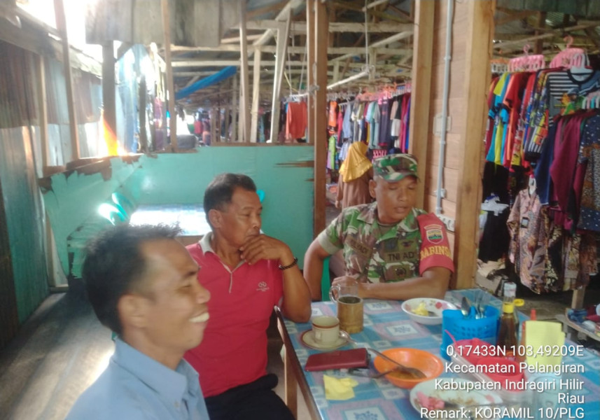 Babinsa Koramil 10/Pelangiran Saling Berbagi Informasi dan Saling Bertukar Pikiran