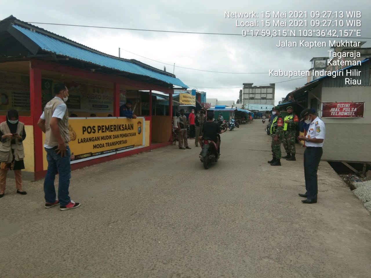 Di Pos PPKM Sungai Guntung, Serda Lendi Piter Sirimba Bersama Tim Gencar Himbau Prokes