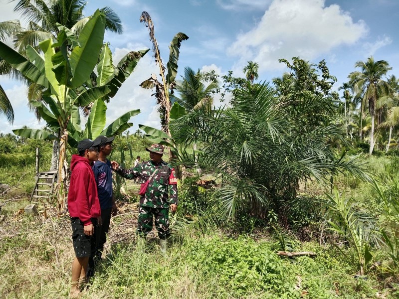 Babinsa Koramil 07/Reteh Tingkatkan Kesadaran Warga Melalui Patroli