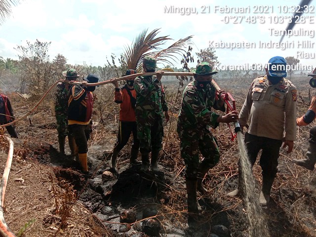 Masih Berjibaku Padamkan Karlahut, Babinsa Koramil 03/Tempuling Gerak Cepat