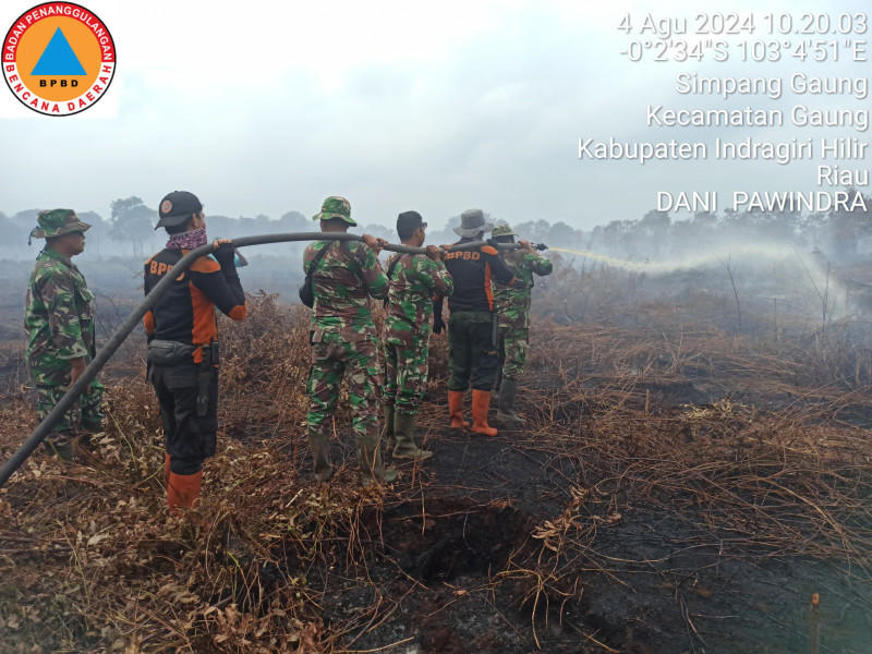 Babinsa Koramil 05/Gas Berjibaku Lakukan Pemadaman Karhutla di Desa Simpang Gaung