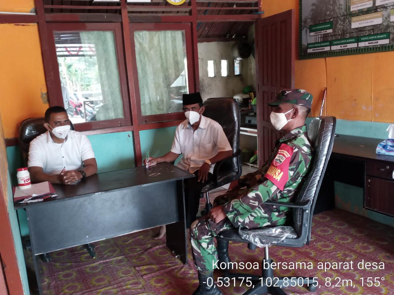 Babinsa Koramil 03/Tempuling Sambangi Kantor Desa Silaturahmi Dengan Kades dan Perangkat Desa