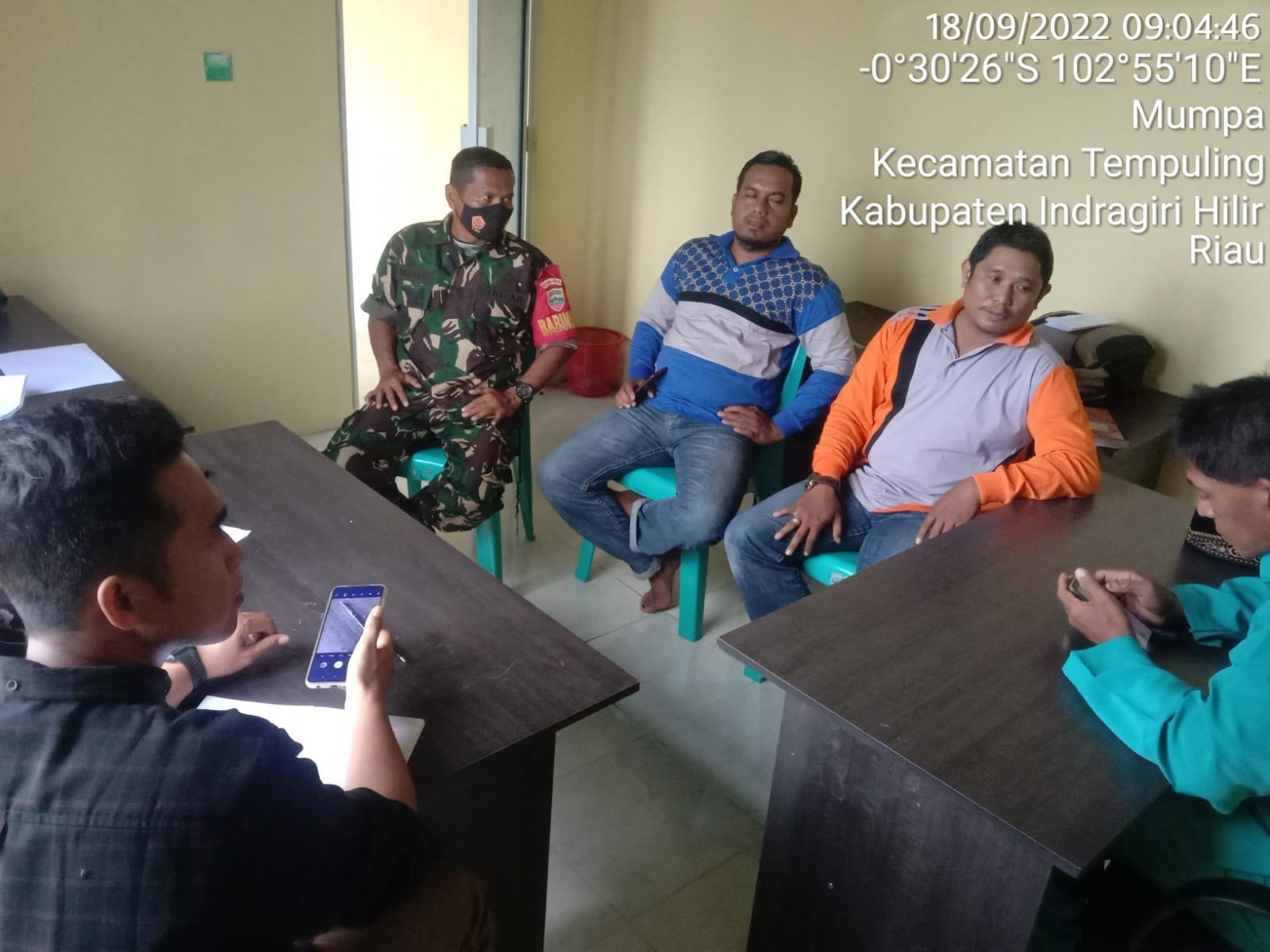 Babinsa 03/Tempuling Komsos Dengan Toda Desa Mumpa