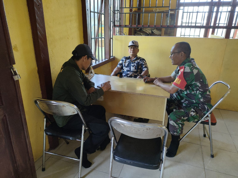 Sambangi Balai Desa, Babinsa 03/Tpl Komsos Dengan Perangkat Desa di Wilayah Binaan