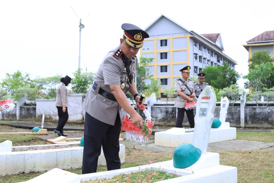 Polres Indragiri Sambut Hari Bhayangkara ke-79, Gelar Ziarah ke TMP Yudha Bhakti Tembilahan