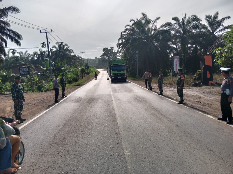 Tegakkan Pos Pengamanan Nataru Bersama Danramil 09/Kmg dan Jajarannya