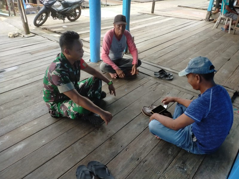 Silaturahmi Babinsa Serda Denny Susanto dengan Ketua RT, Jembatan Kemanunggalan TNI dan Masyarakat