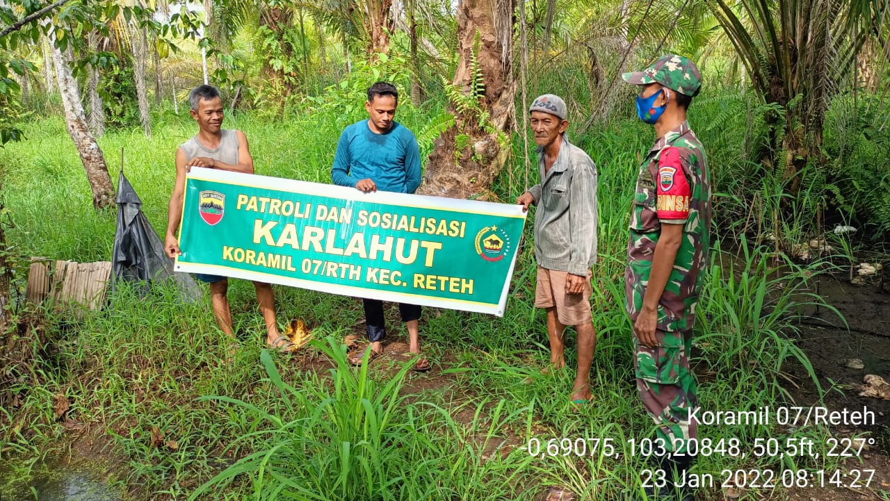 Susuri Kebun Warga, Babinsa Koramil 07/Reteh Melakukan Patroli Karhutla di Pulau Kijang
