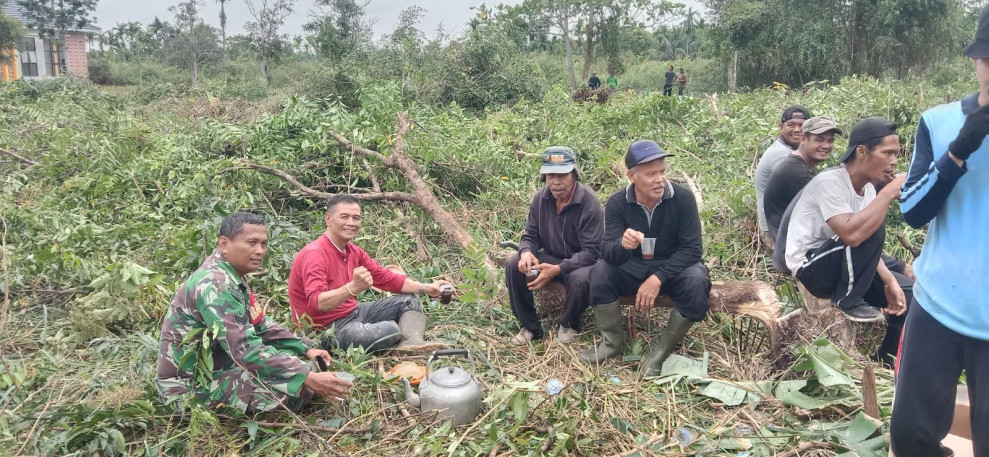 Babinsa 03/Tpl Manfaatkan Waktu Istirahat Untuk Komsos Dengan Camat  Tempuling Dan Masyarakat