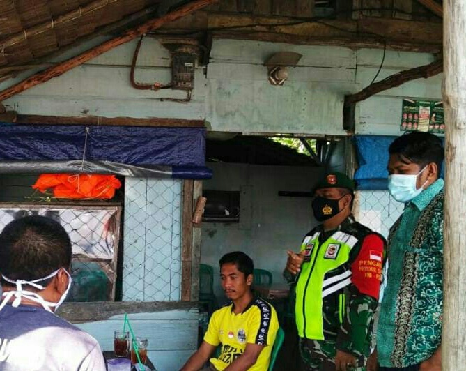 Babinsa Desa Tanjung Lajau Lakukan Penegakan Protokol Kesehatan