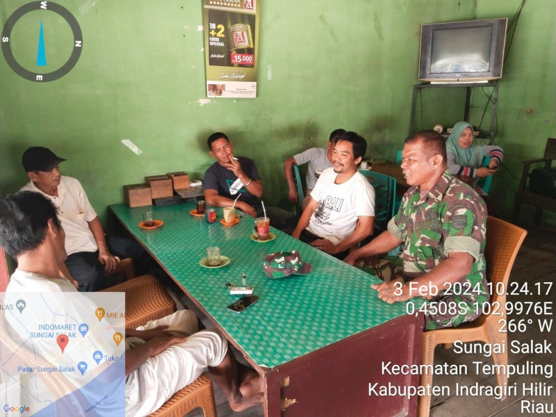 Jaga Kondusifitas Jelang Pemilu 2024 Babinsa 03/Tpl Rutin Lakukan Komsos di Wilayah Binaan