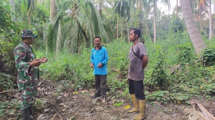 Pastikam Wilayah Bebas Api, Babinsa Koramil 03/Tpl Laksanakan Patroli Tapal Batas di Kelurahan Kempas Jaya