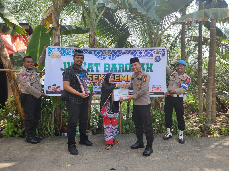 Jum'at Barokah Polsek Kempas, Berbagi Sembako kepada Warga